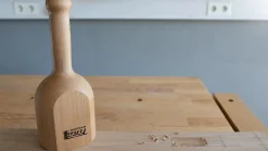 Pinie Bildhauerklüpfel 100 mit Flachseite