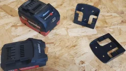 Schwarze StealthMounts Akkuhalterungen für CAS, 6 St.