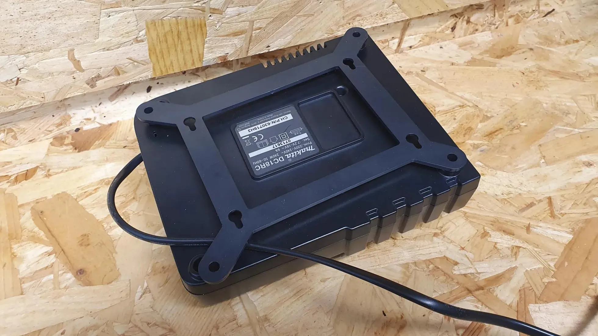 Schwarze StealthMounts Halterung für Makita Ladegerät, 2 St.