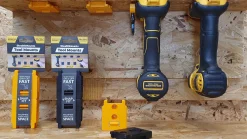 Schwarze StealthMounts Werkzeughalterungen für DeWalt XR, 4 St.