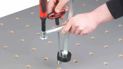 Zwinge mit Adapterscheibe. Klemmbolzen Ø 20 mm